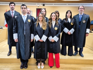 En primera fila, de izquierda a derecha, los tres nuevos magistrados Eduardo Vaquero, Ana Fernández y Ana Duro 
